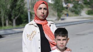 Çocuklarını okula götürürken başıboş köpeklerin saldırısına uğradı