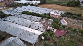 Antalya'da hortum evlerin çatıları ile seralara zarar verdi