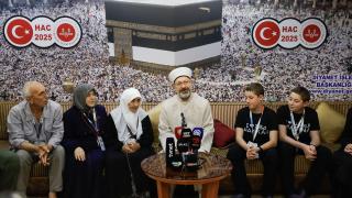 Ali Erbaş en yaşlı ve en genç hacı adaylarıyla buluştu