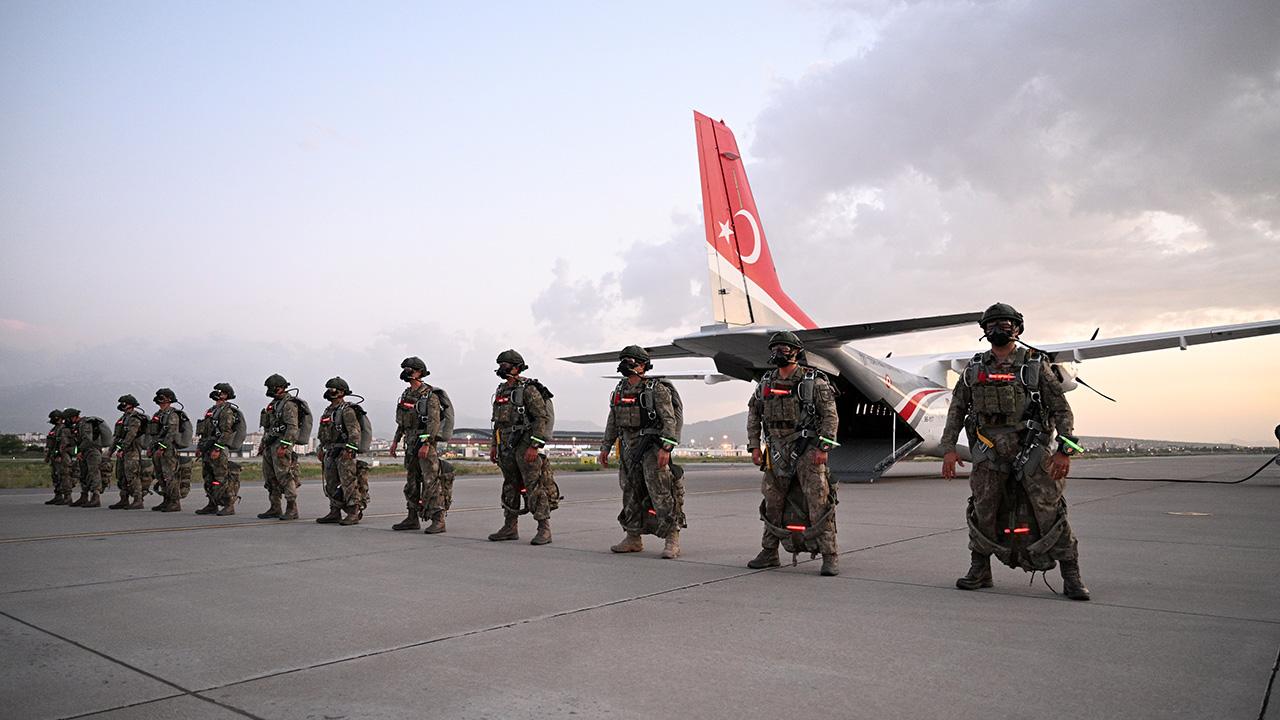 "Erciyes-2025 Tatbikatı"nda komandolar C-130'dan atladılar