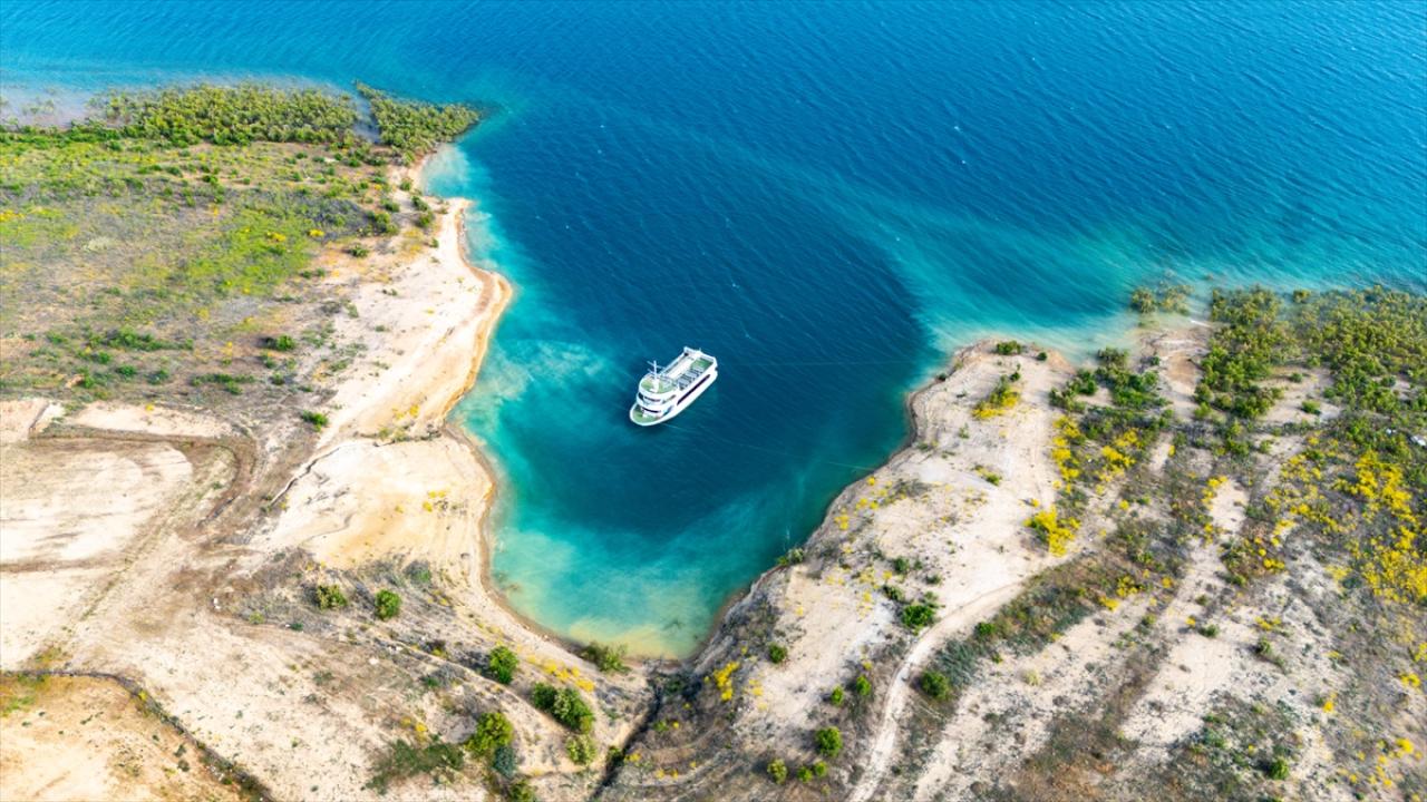Ermenek Baraj Gölü, turkuaz rengiyle etkileyici görüntüler sunuyor