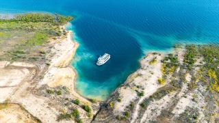 Ermenek Baraj Gölü, turkuaz rengiyle etkileyici görüntüler sunuyor