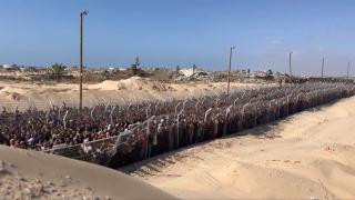 Soykırımcı İsrail yine yardım almak isteyen Filistinlileri katletti