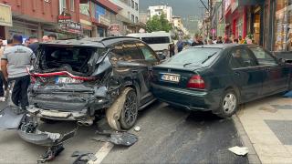 Freni arızalanan iş makinesi park halindeki 4 araca çarptı