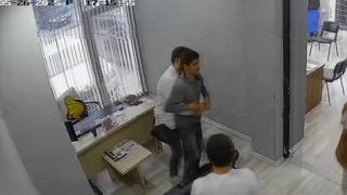 Boğazına erik kaçtı, heimlich manevrasıyla kurtuldu