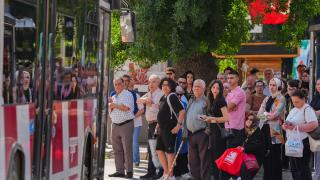 İzmir'de Büyükşehir Belediyesi iştiraklerindeki işçilerin grevi nedeniyle hizmetlerde aksamalar yaşanıyor
