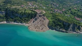 Kastamonu'da Cide-İnebolu kara yolu heyelan nedeniyle ulaşıma kapandı