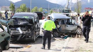 Beton mikserinin araçlara çarpma anı kamerada