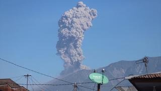 Endonezya'daki Merapi Yanardağı kül püskürttü