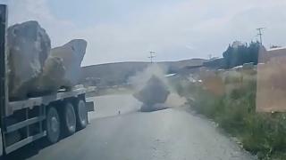 Kamyondan düşen mermere çarpmaktan son anda kurtuldu