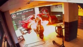 Oto yıkamacıdaki araç böyle alev aldı