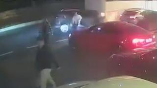 Otobüse çarpan aracın altında kalmaktan son anda kurtuldu