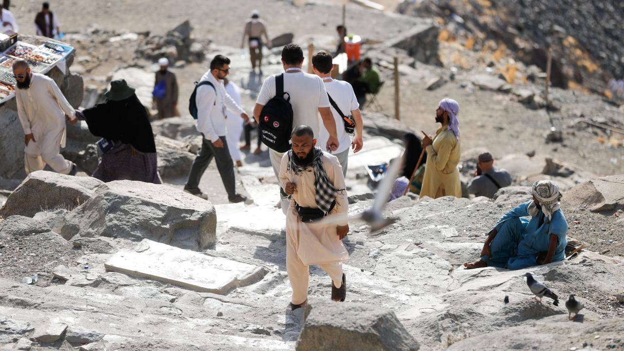 Hira Mağarası, ilk vahyin geldiği ve Kur`an-ı Kerim`in indirilmeye başlandığı yer