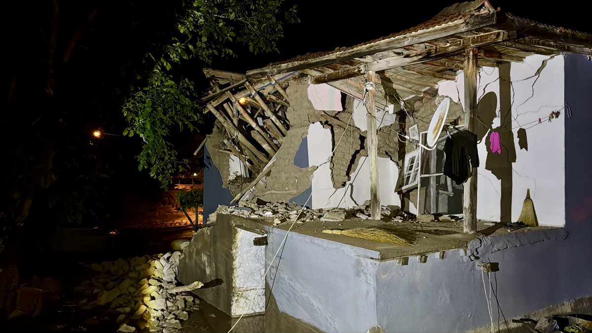 Kırşehir'de sel: 1 ev çöktü, hasar gören 3 ev boşaltıldı