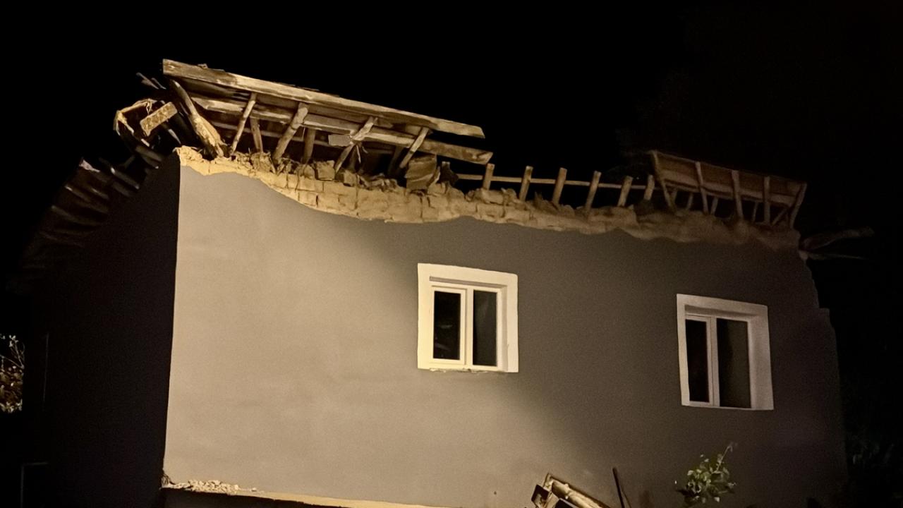 Kırşehir'de sel: 1 ev çöktü, hasar gören 3 ev boşaltıldı