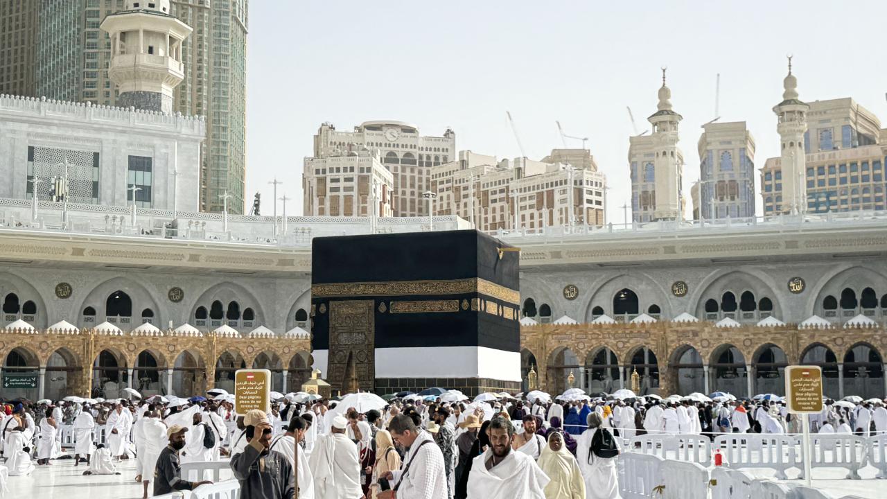 7 - Evli bir kadın, kocasının iznini almadan veya yanında mahremi olmadan hac veya umreye gidebilir mi?