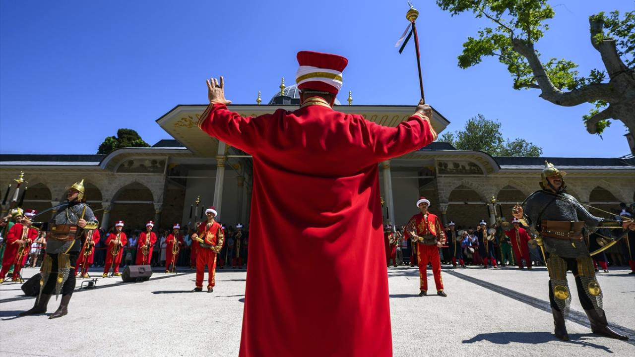 Tarihi marşlar, sarayın avlusunda seslendirildi