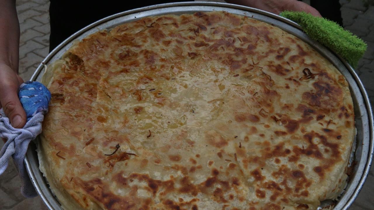 İliçli sini böreğinin yapılışı