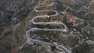 Demirkapı Tüneli'ne bağlanan kıvrımlı yol dronla görüntülendi