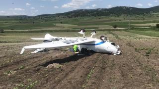 Bilecik'te tarlaya zorunlu iniş yapan eğitim uçağı ters döndü