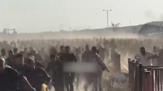 Soykırımcı İsrail, Gazze’de yardım için toplananlara saldırdı