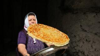 Bayramlarda misafirlere "iliçli sini böreği" ikram ediliyor