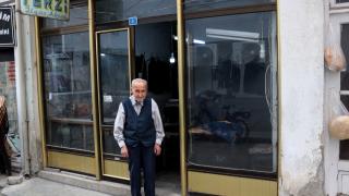 Çocukken başladığı terzilikte iğne ipliği 80 yıldır elinden düşürmüyor