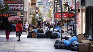 İzmir'de toplanmayan çöpler tepkilere neden oldu