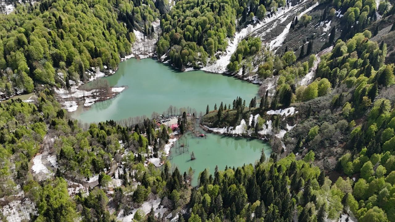 Artvin’in saklı cenneti Karagöl’de bahar ve kış bir arada yaşanıyor