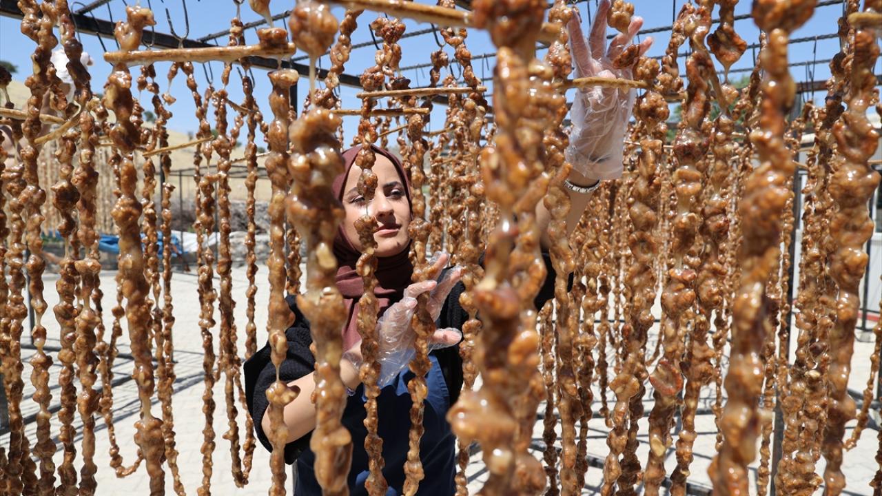 Geleneksel yöntemlerle hazırlanan cevizli sucuk bayramda da damakları tatlandıracak