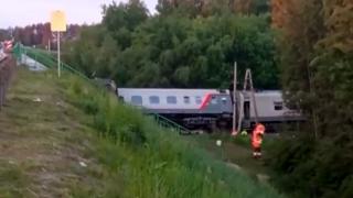 Rusya'da otoyol köprüsü yolcu treninin üzerine çöktü: 7 ölü