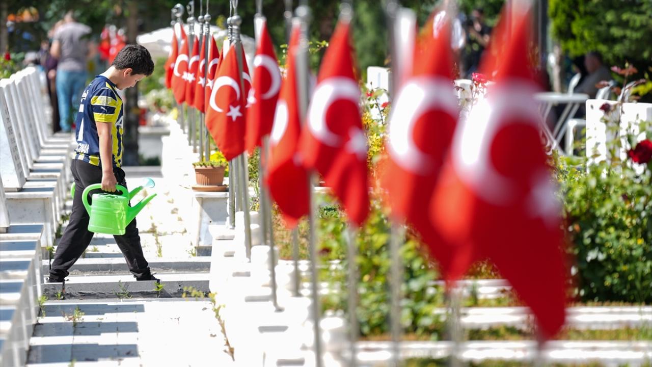 Şehit yakınları, Kurban bayramı arifesinde evlatlarının kabri başında dua etti