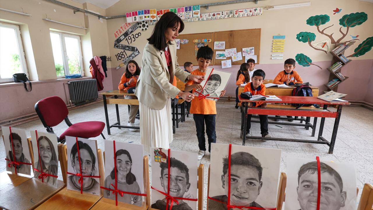 Gönüllü ressamlar, köy okulundaki öğrencilerin portrelerini karakalemle ölümsüzleştirdi
