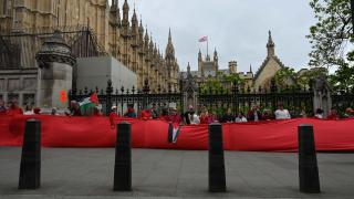 İngiltere’de, parlamento binasına Gazze için sembolik "kırmızı duvar" örüldü