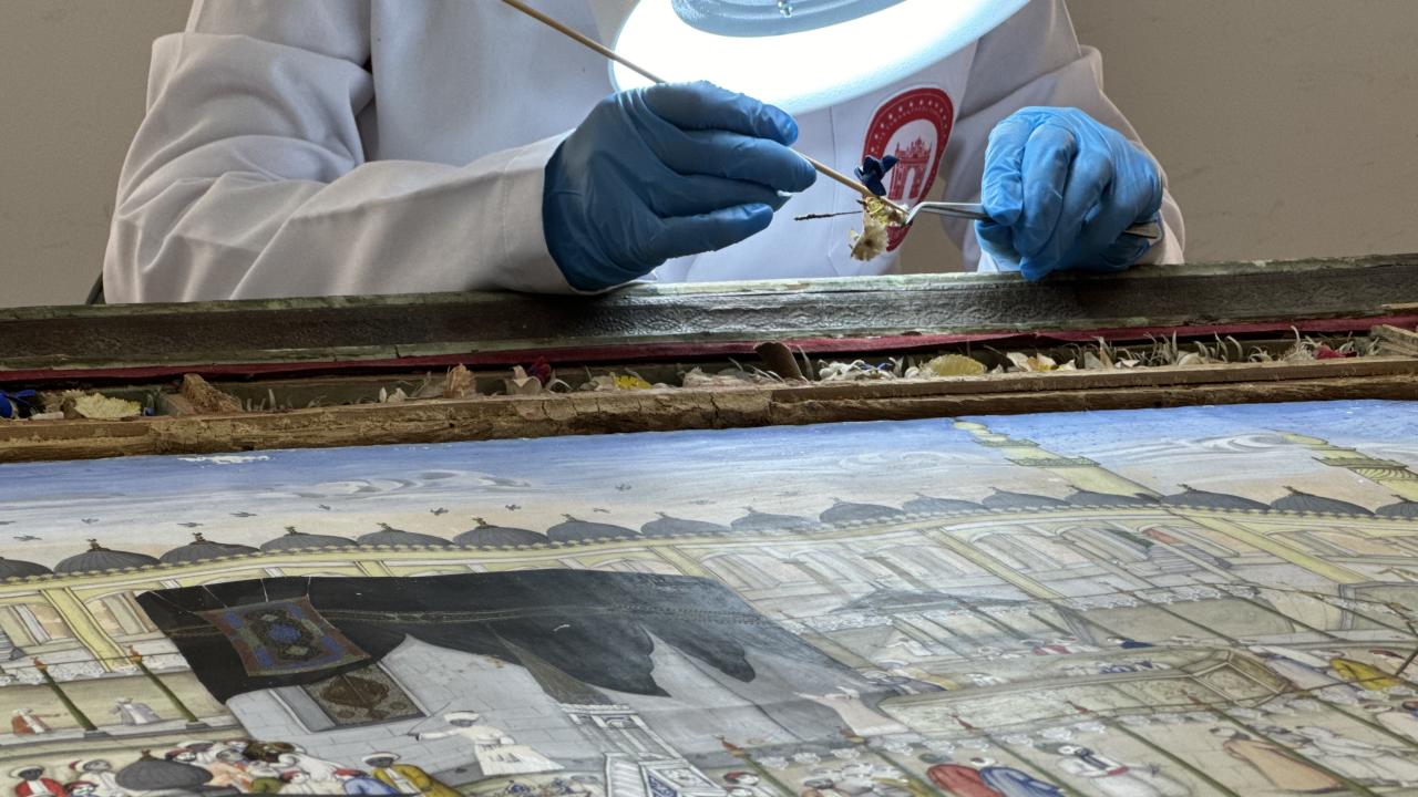 "Kabe-i Muazzama ve buradaki ibadet şekilleri resmedilmiş"