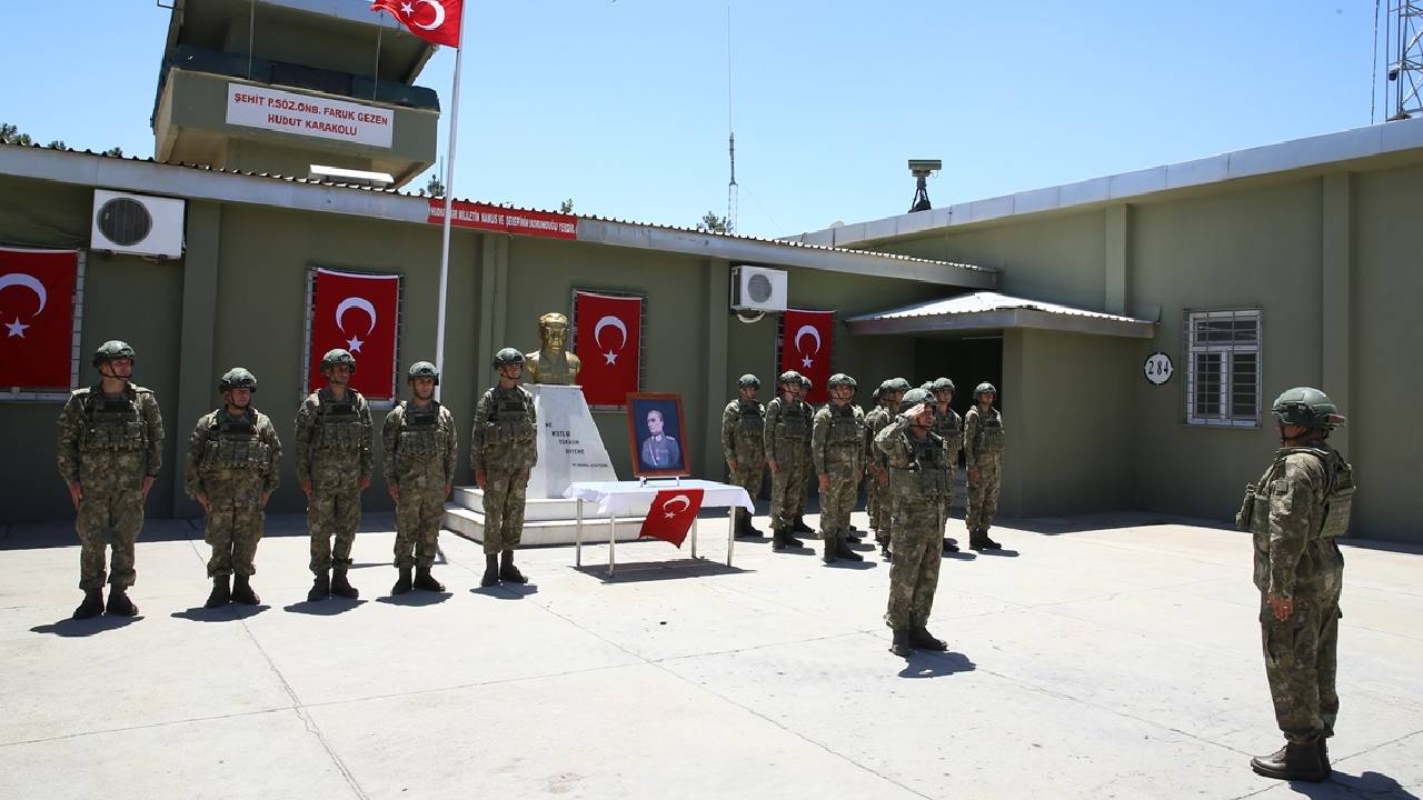 Sınırda görevli "hudut kartalları" bayramda vatan nöbetinde