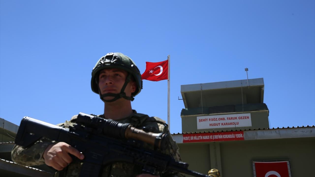 Sınırda görevli "hudut kartalları" bayramda vatan nöbetinde