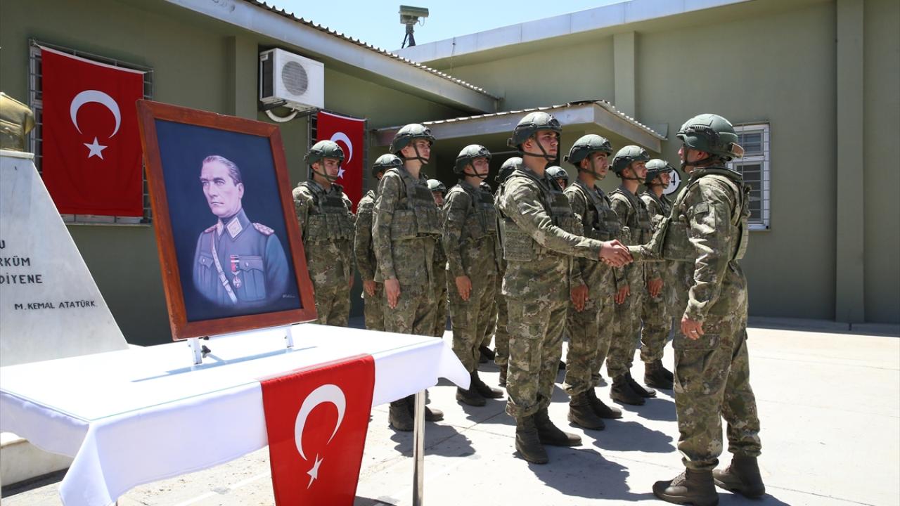 Askerler, komutanları ve silah arkadaşlarıyla bayramlaştı