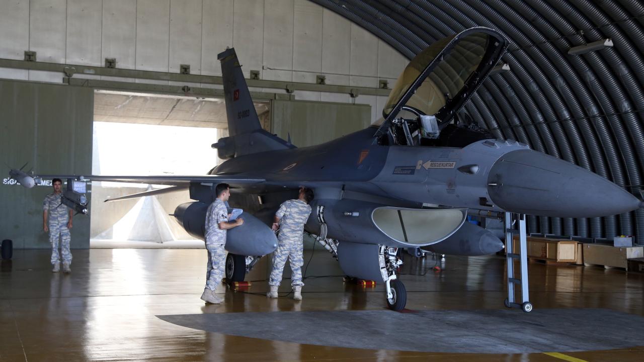 Telsiz anonsuyla pilotun bayramını kutladı