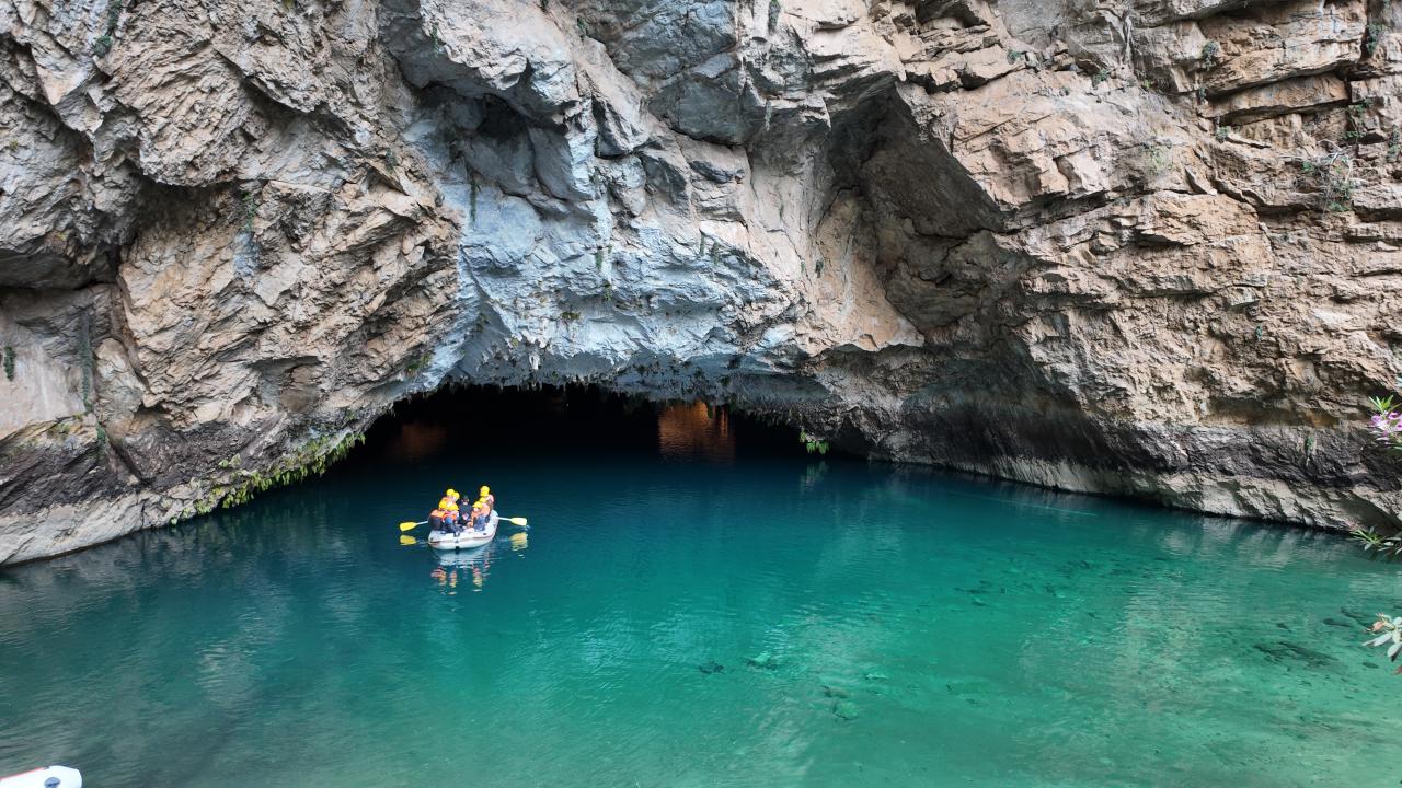 Turistler rehberler eşliğinde güvenlik önlemleriyle mağarayı geziyor