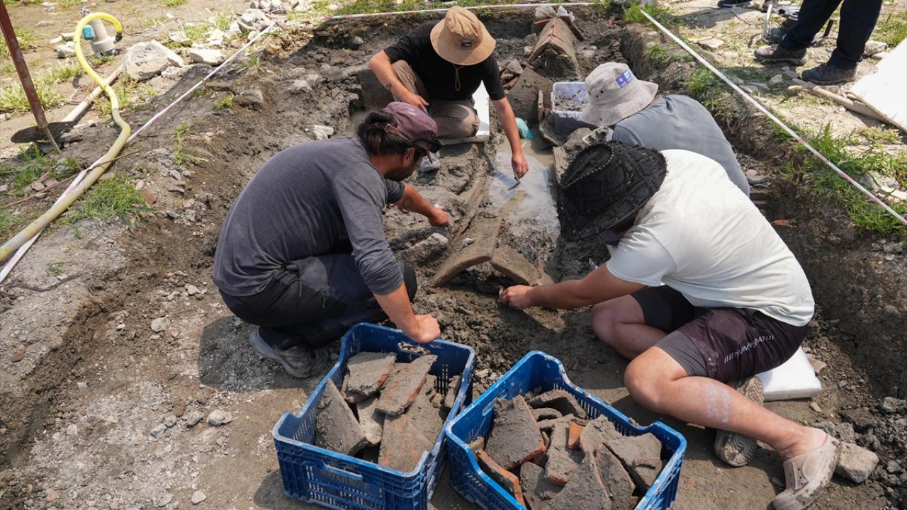 "Bu alanın bir zamanlar `Hacı Kilisesi` olarak ziyaret edildiğini görüyoruz"