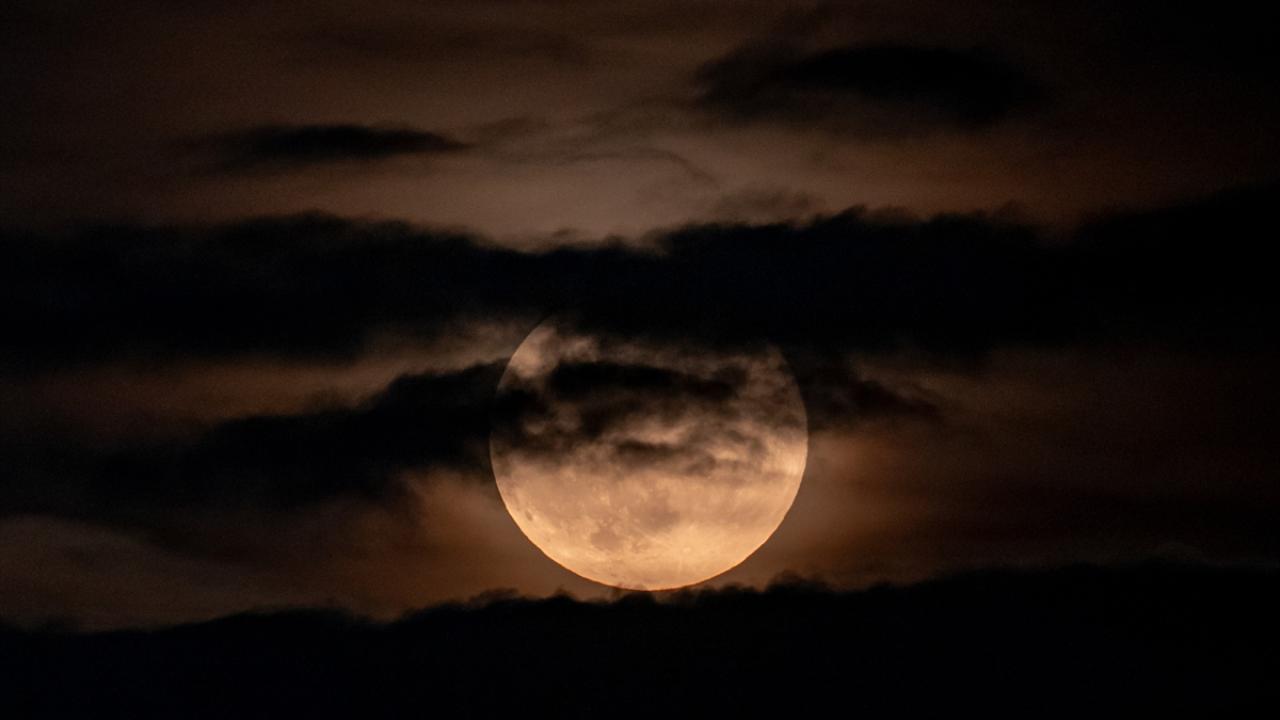 Çekya`nın Ostrava kentinde `Çilek dolunayı`
