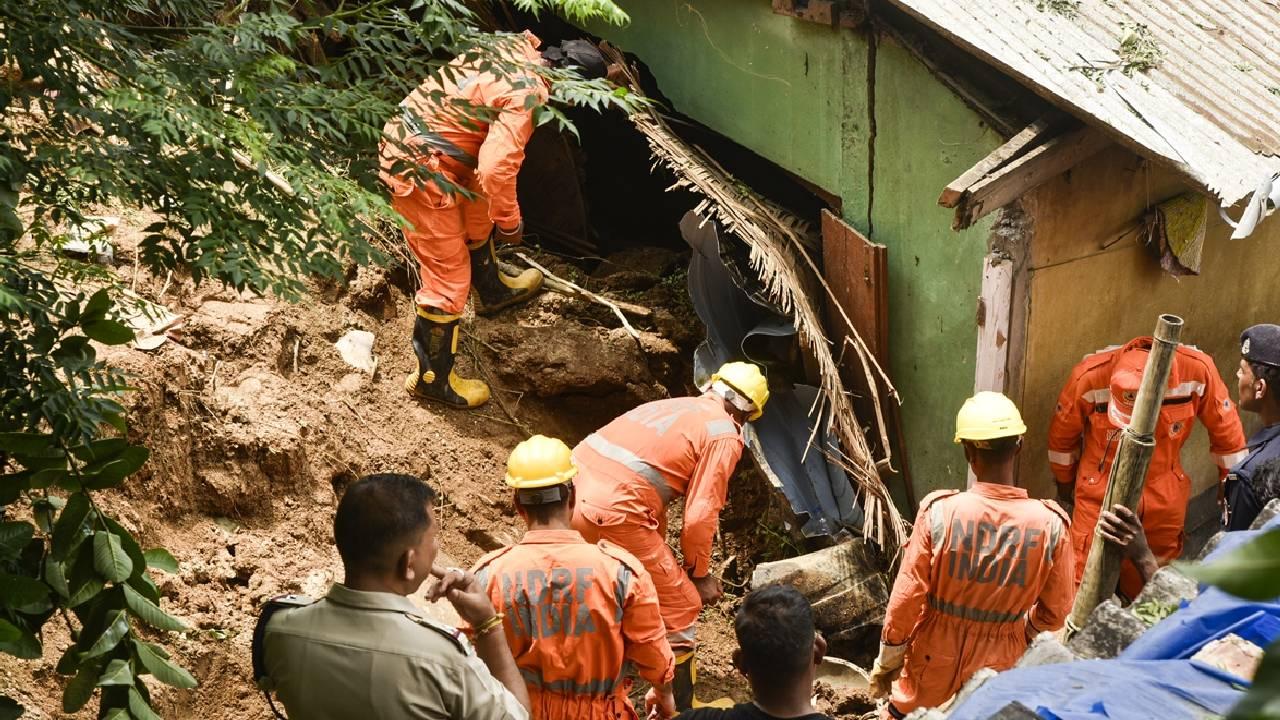 Hindistan’ın Guwahati şehrinde heyelan: Bir kişi mahsur kaldı, iki ev yıkıldı