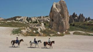 Yerli turistler Kurban Bayramı tatilinde Kapadokya'daki turizm merkezlerini doldurdu