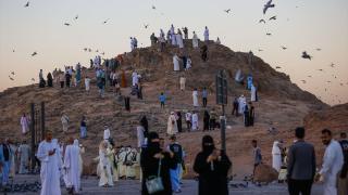 Hacılar Medine'de kutsal mekan ve alanları ziyaret ediyor