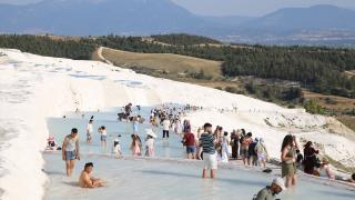 Pamukkale'yi bayram tatilinde 53 binden fazla turist ziyaret etti