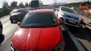 Trafikte duran araca arkasındaki otomobil çarptı