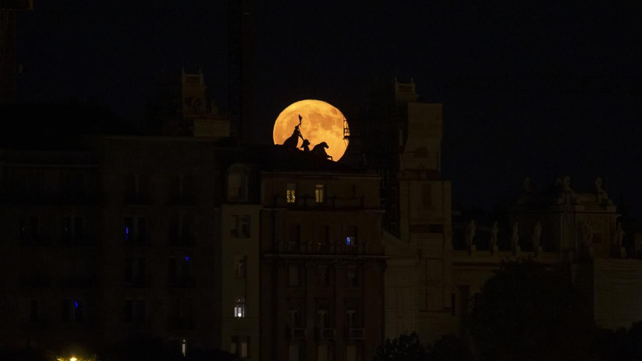 Budapeşte`de `Haziran dolunayı`