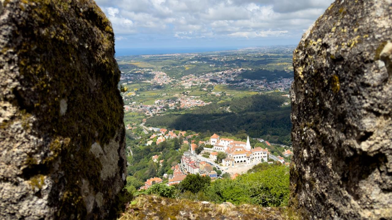Sintra, renkli sarayları ve tarihi kaleleriyle turistlerin ilgisini çekiyor