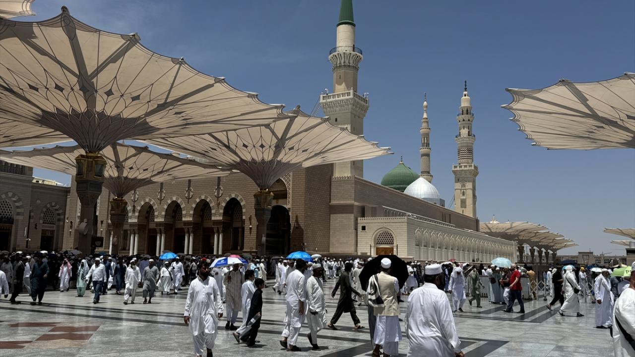 Binlerce hacı, cuma namazını Mescid-i Nebevi'de eda etti